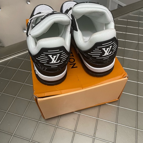 Louis Vuitton trainers - Picture 2 of 9